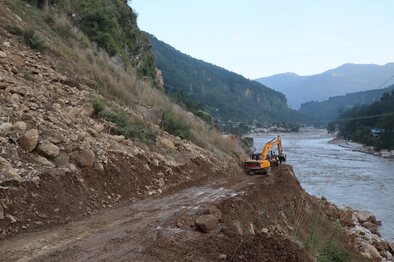 बाढीपहिरोले क्षति पुर्याएको बेनी–जोमसोम सडक मर्मत सुरु